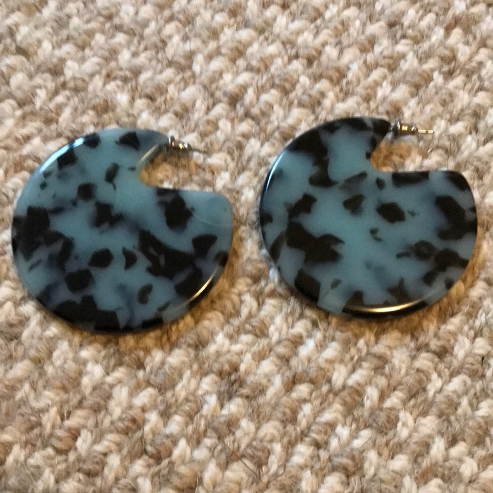 Machete acetate resin post earrings gray